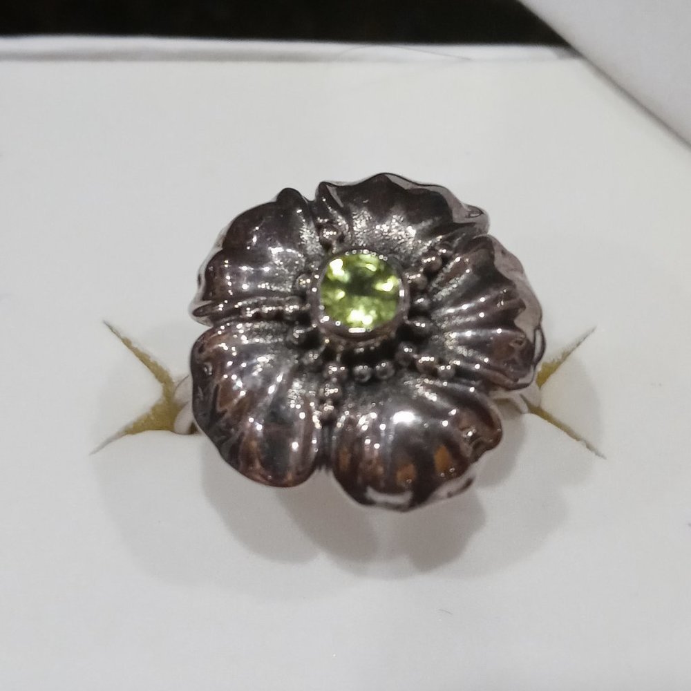 1/2 carat NWT Natural Peridot Flower Ring
